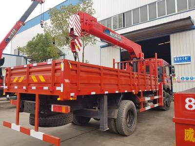 東風(fēng)特商單橋8噸180馬力威龍科技隨車(chē)吊挖機(jī)拖車(chē) 工程運(yùn)輸領(lǐng)域的多面手