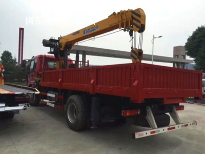 福田歐曼單橋隨車(chē)吊平板車(chē) 高效靈活的物流運(yùn)輸解決方案